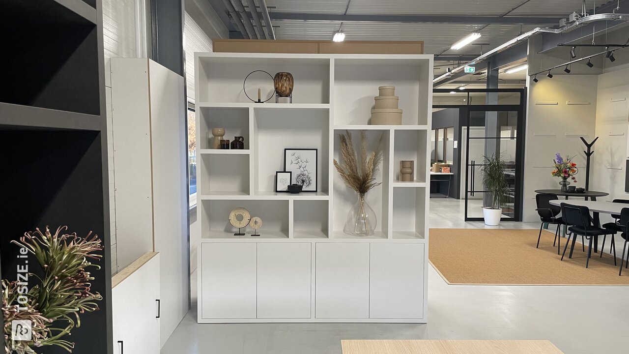 Showroom TOSIZE White cabinet