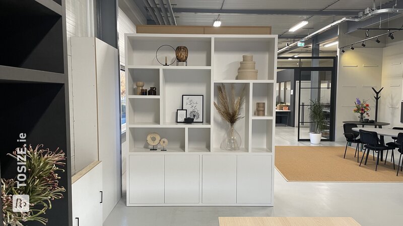 Sleek, white bespoke shelving unit inspired by Marjolein and Daniëlle
