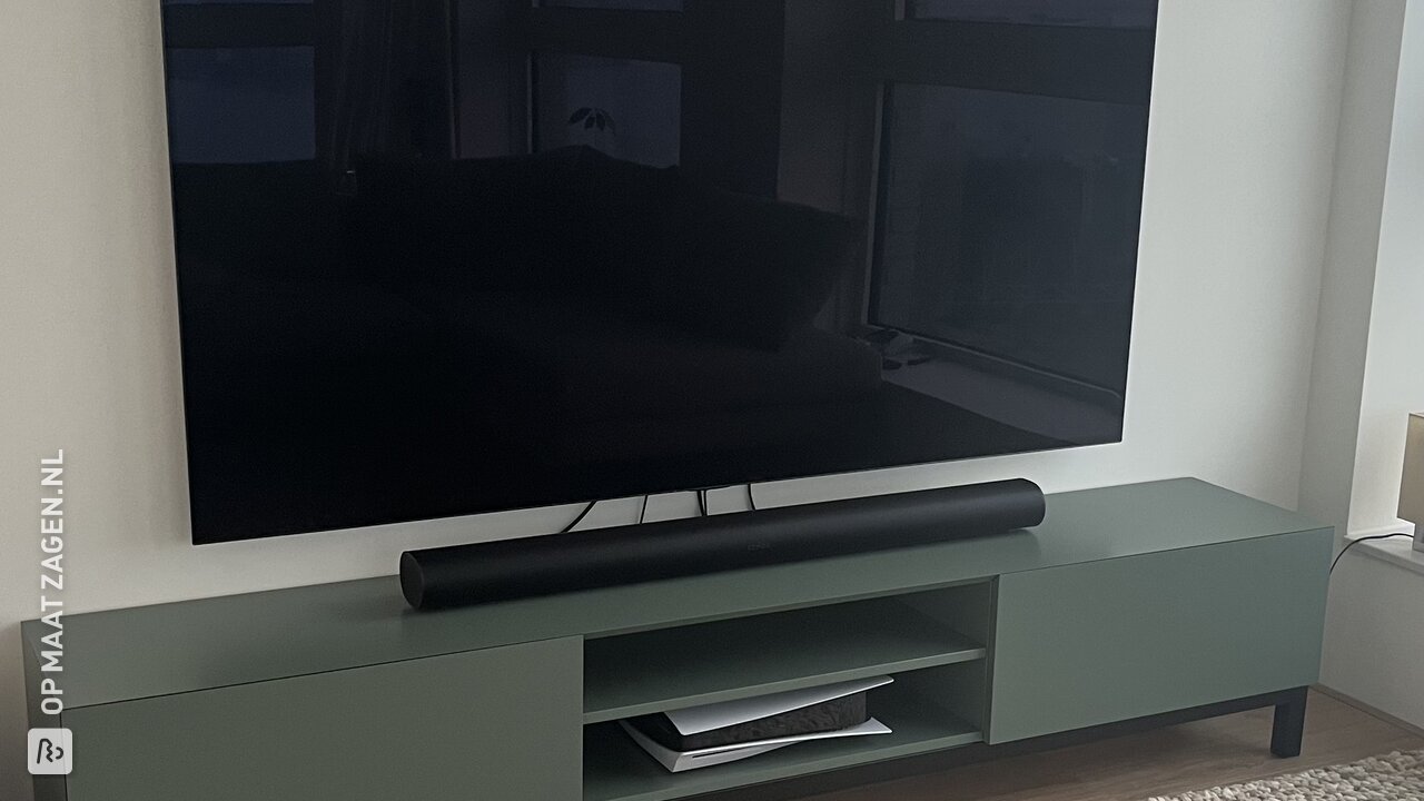 Een strak zelfgemaakt TV-meubel op maat van MDF, door Gert-Jan