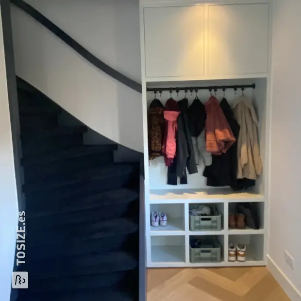White shoe cabinet with doors and shelves