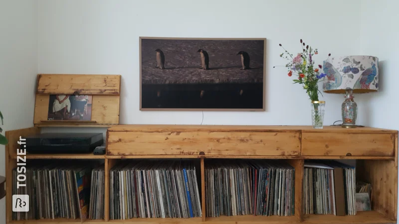 Meuble TV / meuble LP panneau en bois de pin, par Jeroen