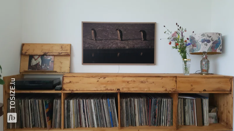 Meuble TV / meuble LP panneau en bois de pin, par Jeroen