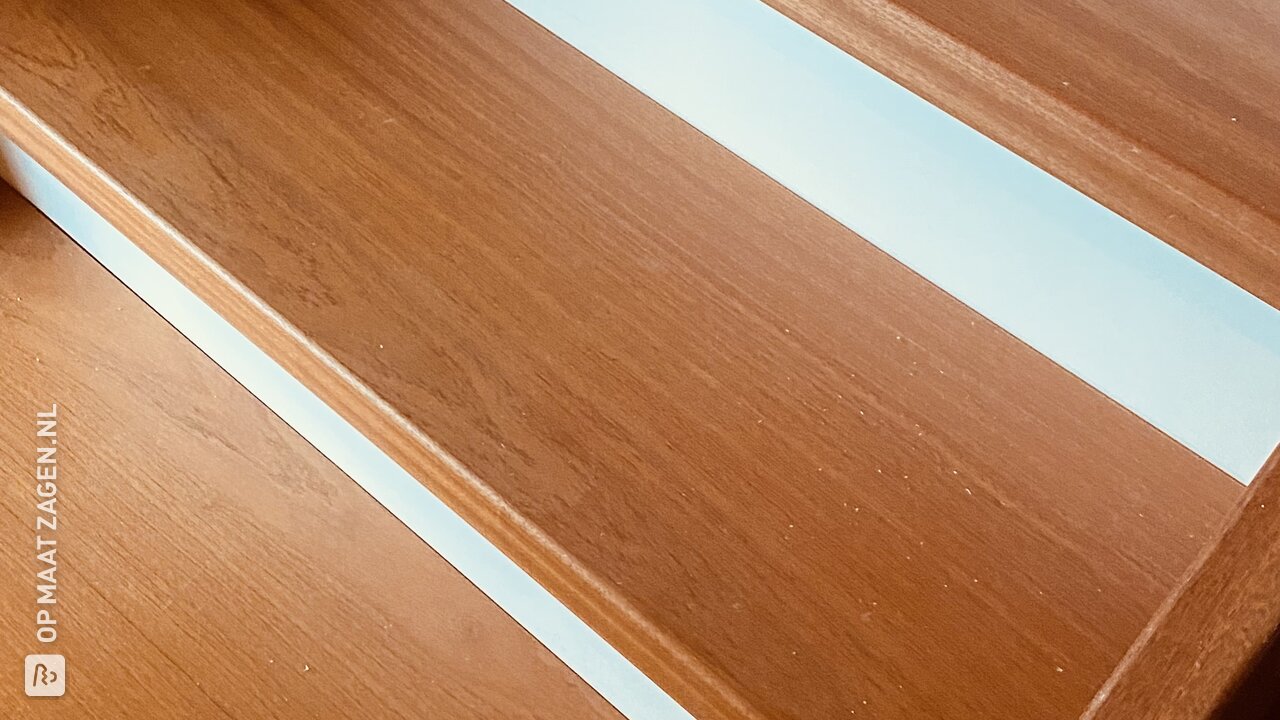 Zelf een open trap met bocht dicht maken met multiplex op maat, door Erwin