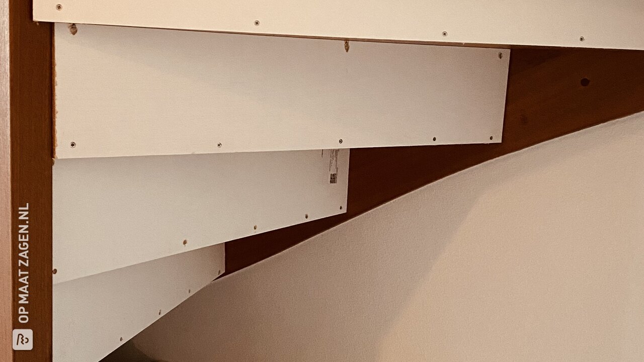 Zelf een open trap met bocht dicht maken met multiplex op maat, door Erwin