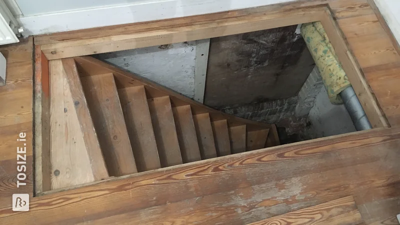 A homemade cellar hatch made to measure from 3 concrete plywood panels, by Nor
