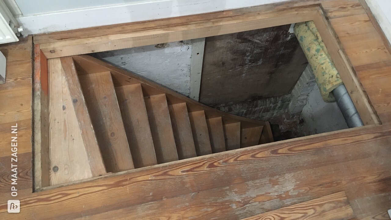 Een zelfgemaakt kelderluik op maat van 3 betonplex panelen, door Nor