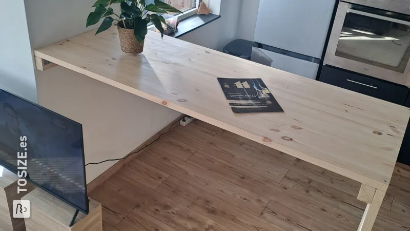 Una mesa de cocina realizada con panel de carpintería de pino para el apartamento, de Pauline