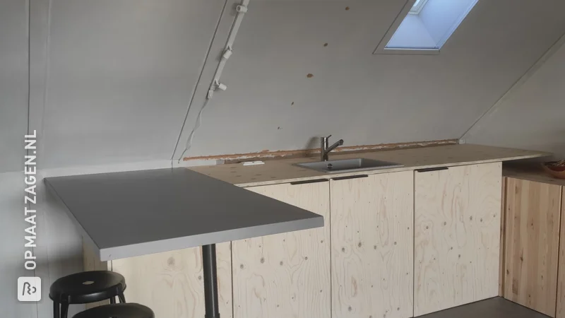 Zelf een keuken maken op zolder met hulp van IKEA en gezaagd underlayment, door Bronte