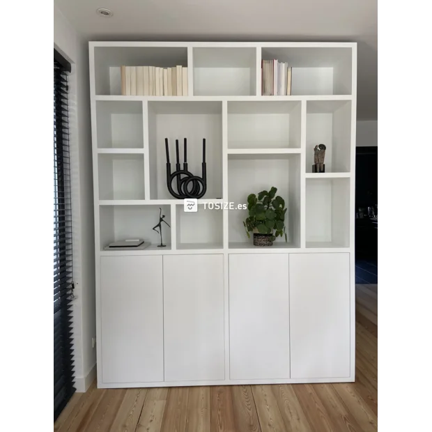 Armario de pared blanco con puertas y compartimentos abiertos