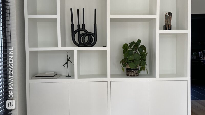 Een wit geschilderde TOSIZE Furniture vakkenkast op maat, door Dewi 