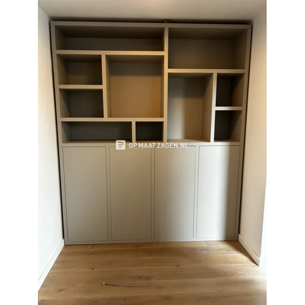 Beige kastenwand met open vakken en deuren