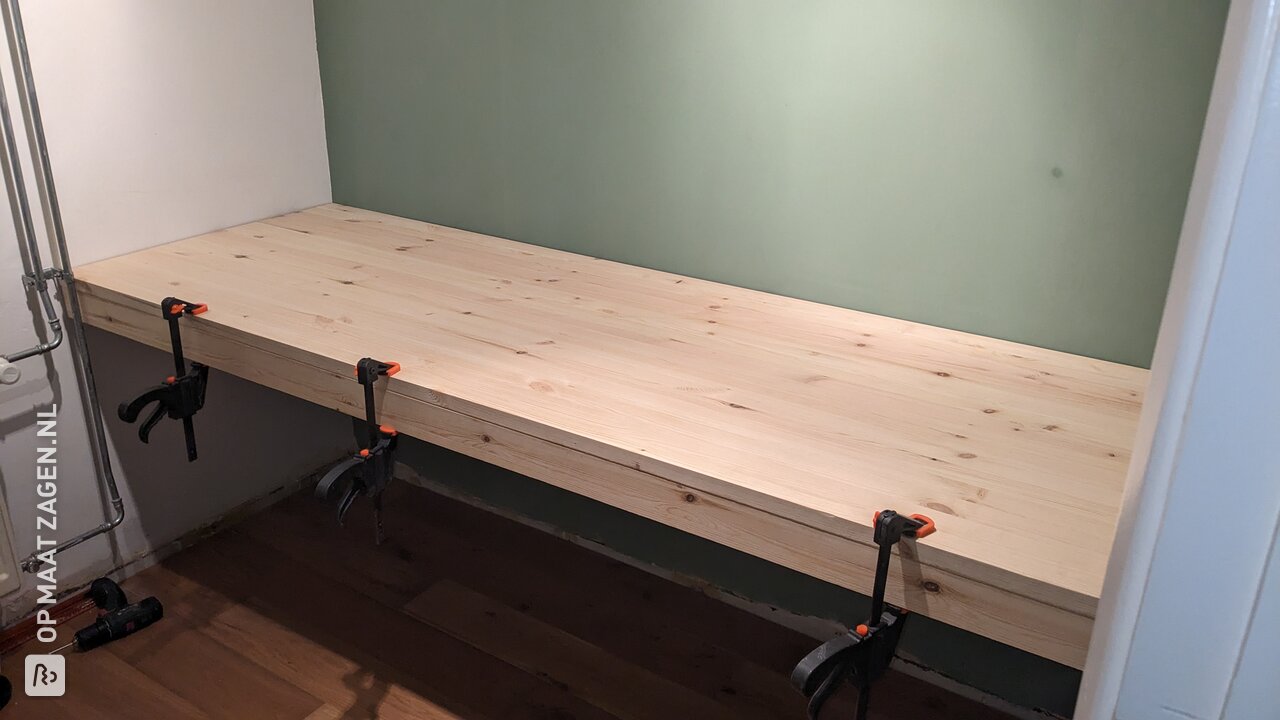 Een zelfgemaakt groot zwevend bureau van grenen houten timmerpaneel, door Ingmar