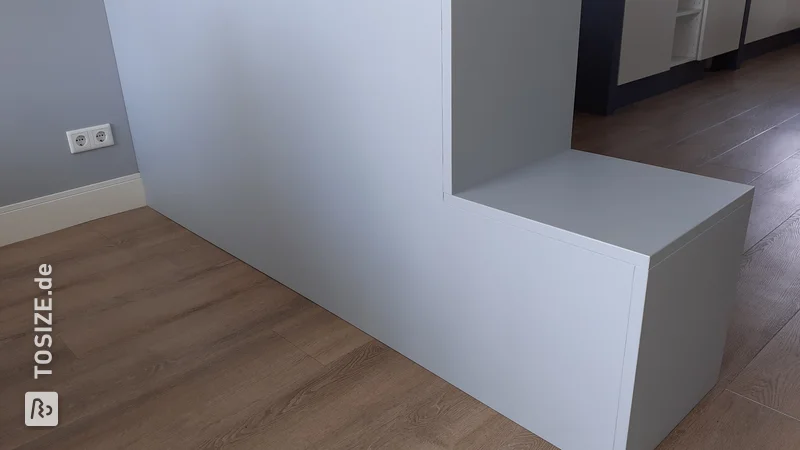 Ein selbstgebauter Raumteilerschrank aus MDF mit Ikea-Schränken als Untergestell von Arjan