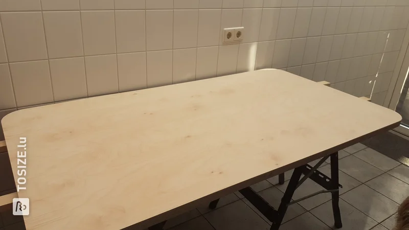 Une table à manger faite maison en contreplaqué de bouleau, par Anne