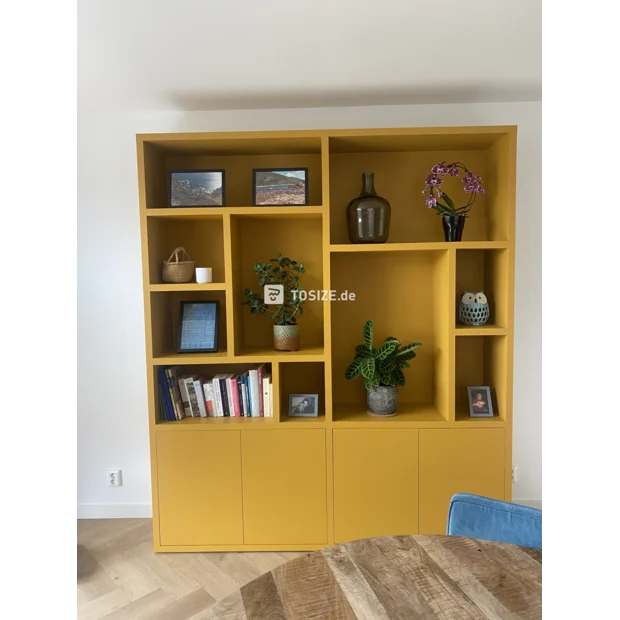 Gelbes Sideboard mit offenen Fächern und Türen