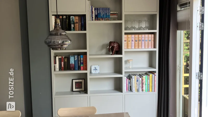 Ein maßgeschneidertes Einbau-Bücherregal von TOSIZE Furniture von Hugo
