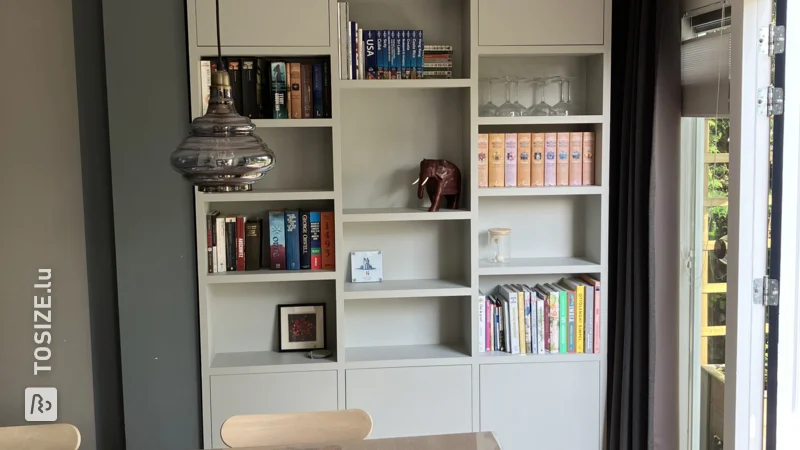 Ein maßgeschneidertes Einbau-Bücherregal von TOSIZE Furniture von Hugo