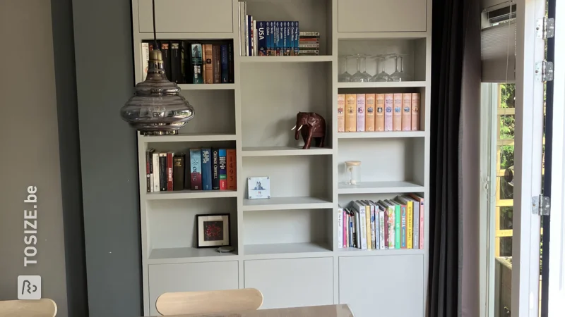 Een TOSIZE Furniture inbouw boekenkast op maat, door Hugo