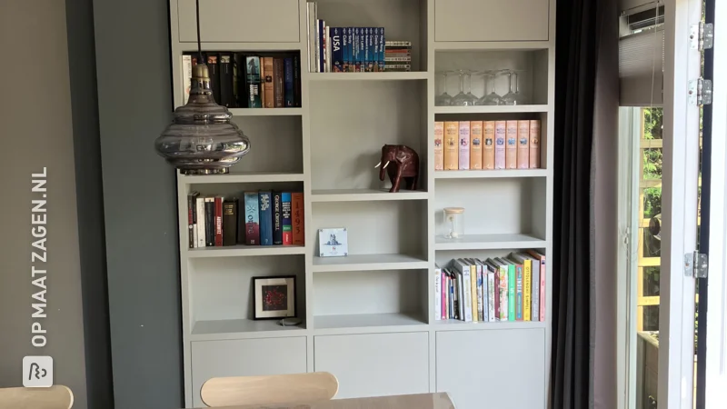 Een TOSIZE Furniture inbouw boekenkast op maat, door Hugo