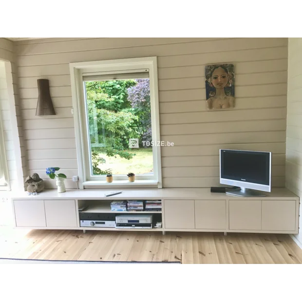 Meuble TV crème avec portes et compartiments ouverts