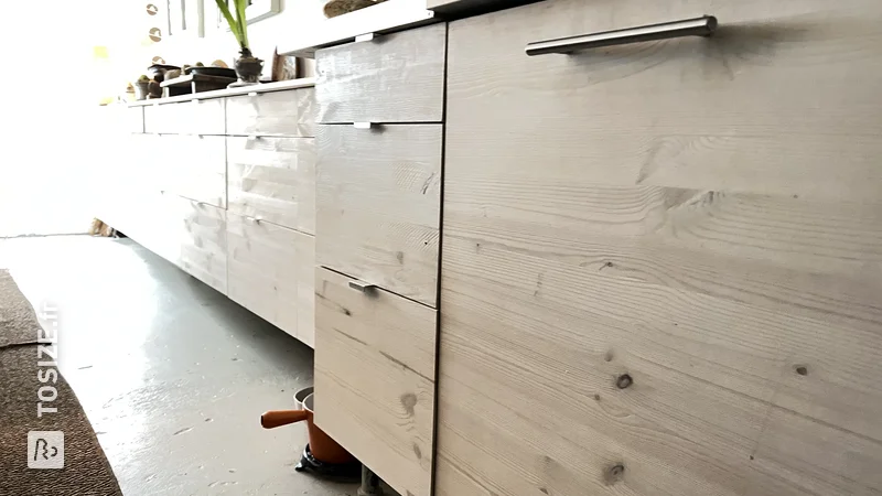 Les armoires et tiroirs de cuisine IKEA redeviennent comme neufs grâce aux panneaux de menuiserie en pin, de Caro