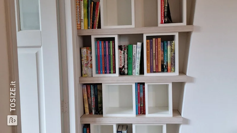 Una libreria personalizzata fatta in casa unica per accanto alla mensola del caminetto, di Erik