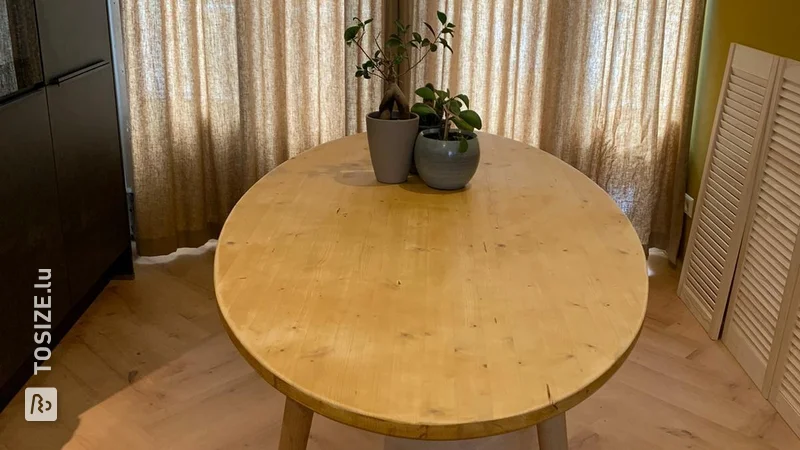Table ovale en bois d'épicéa, par Suzanne