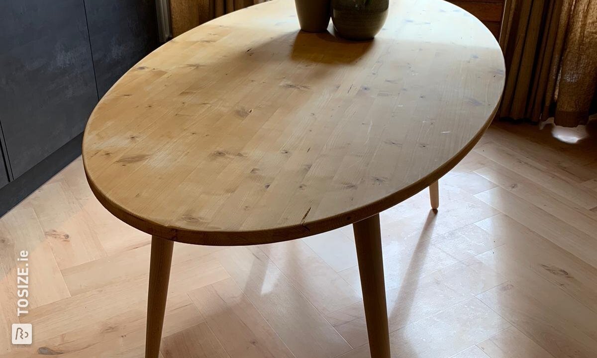 Oval wooden table in spruce wood, by Suzanne