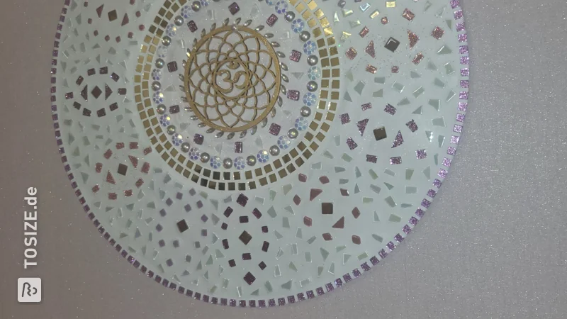 Runde MDF-Kreise mit Mosaiksteinen belegt, von Tatjana