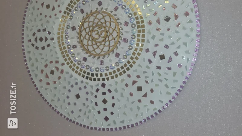 Cercles ronds en MDF recouverts de pierres mosaïques, par Tatjana