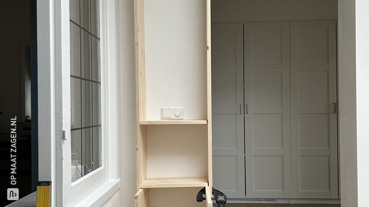 Boekenkast van natuurlijk grenenhout, door Patrick