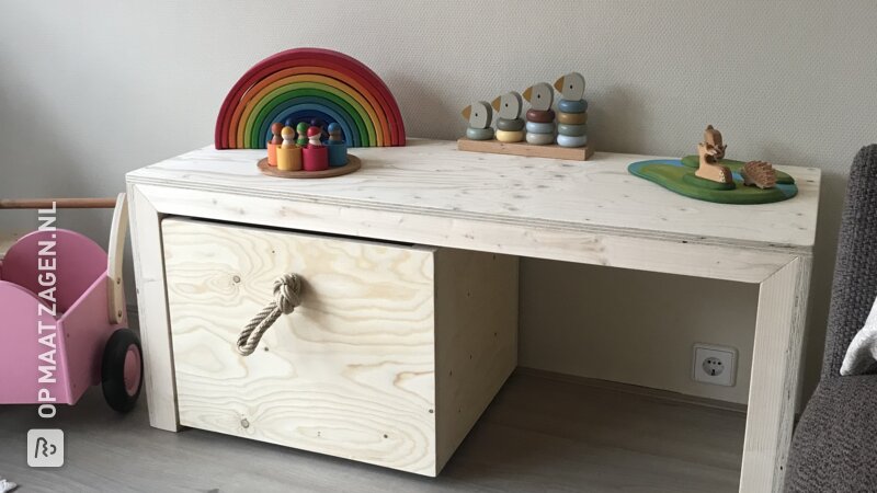 Een kinderspeeltafel zelf op maat gemaakt van Fins vuren, door Ans