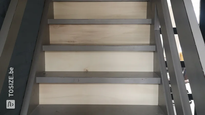 Fermez vous-même les marches d'un escalier ouvert avec des panneaux sciés sur mesure, par Susan