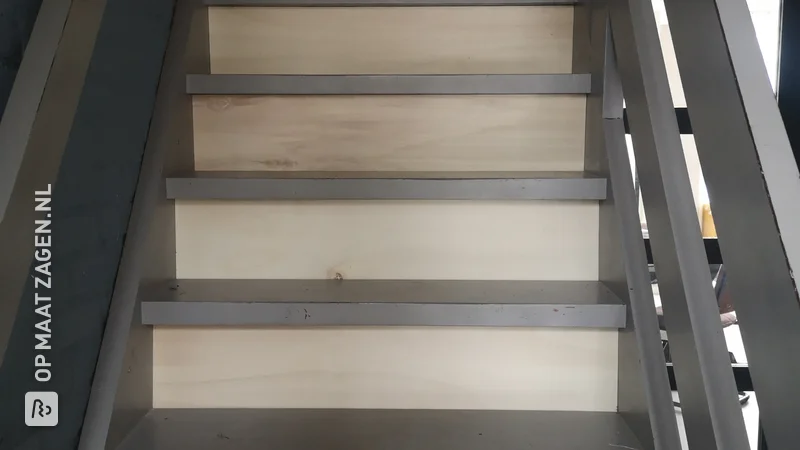 Zelf traptredes dichtmaken van een open trap met op maat gezaagde panelen, door Susan