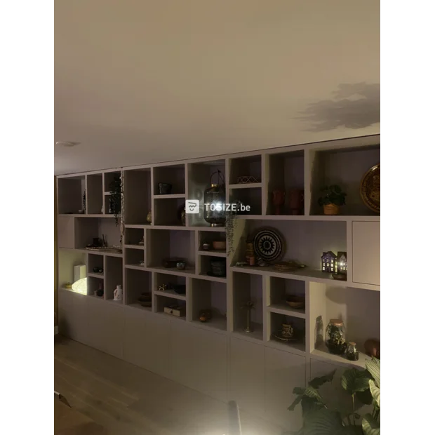 Licht hout kastenwand met open vakken en deuren