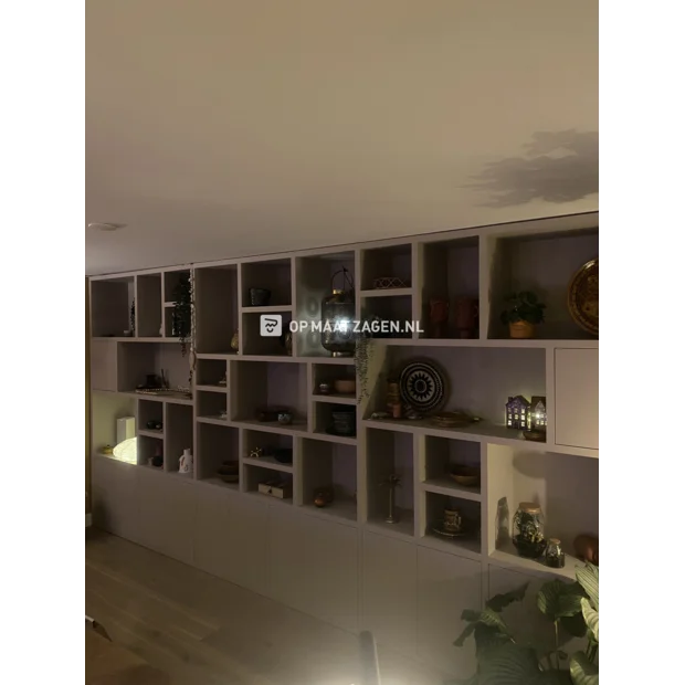 Licht hout kastenwand met open vakken en deuren