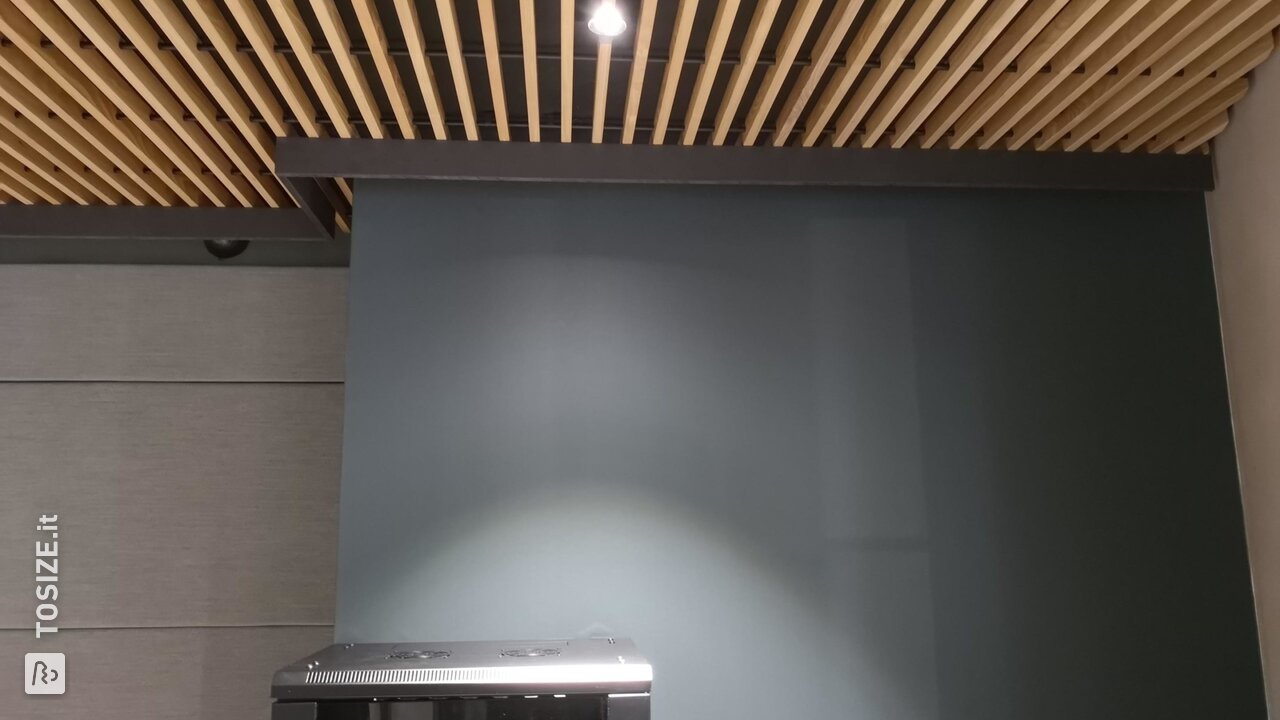Cornice nera in MDF per strisce led per display di lusso, di William