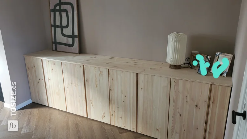 Proxenetismo de un armario Ivar de Ikea con un panel de carpintería de pino a medida, de Rubén