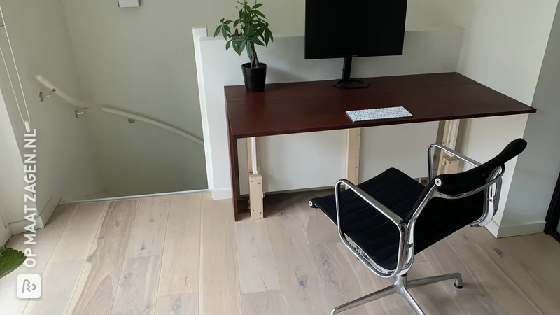 Een zelfgemaakt uitklapbaar bureau multiplex Okoumé, door Erwin