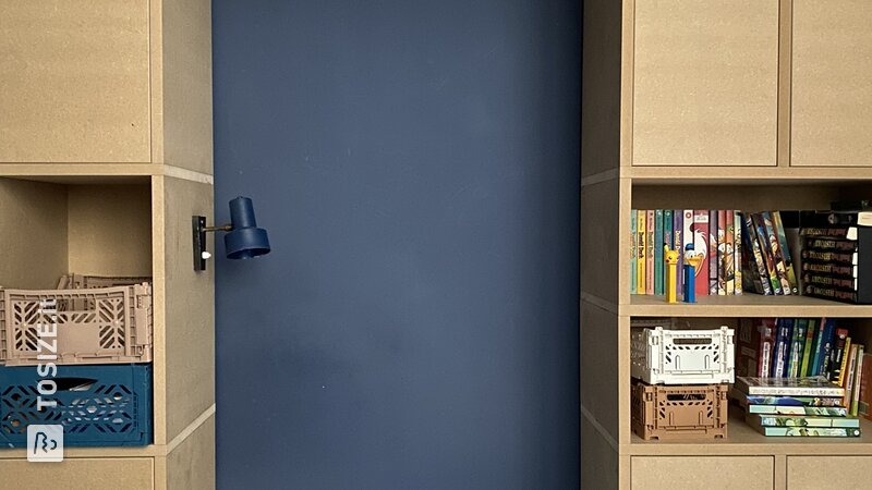 Stoere kastombouw met opbergruimte om een bed heen, door StyleStek
