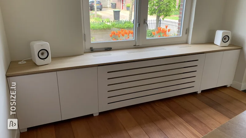 Heizkörperverkleidung mit Schränken und Fensterbank aus lackiertem MDF, von Alex