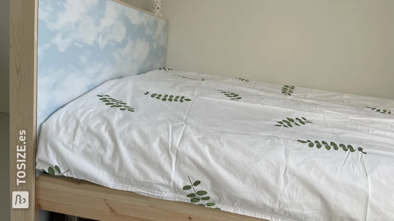 Un cabecero hecho a medida para una cama IKEA TARVA, de Laetitia