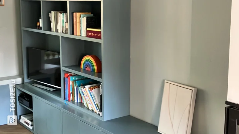 Un meuble mural TOSIZE Furniture en MDF de différentes profondeurs, par Léonie