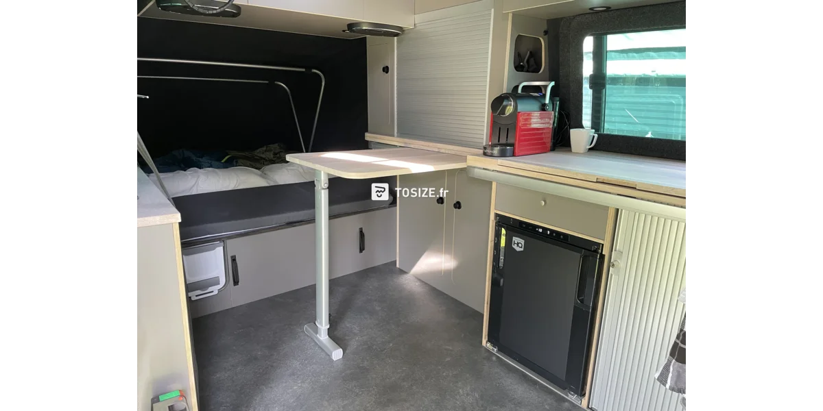 Un intérieur en contreplaqué fait maison pour un campingcar TOSIZE.fr — free download