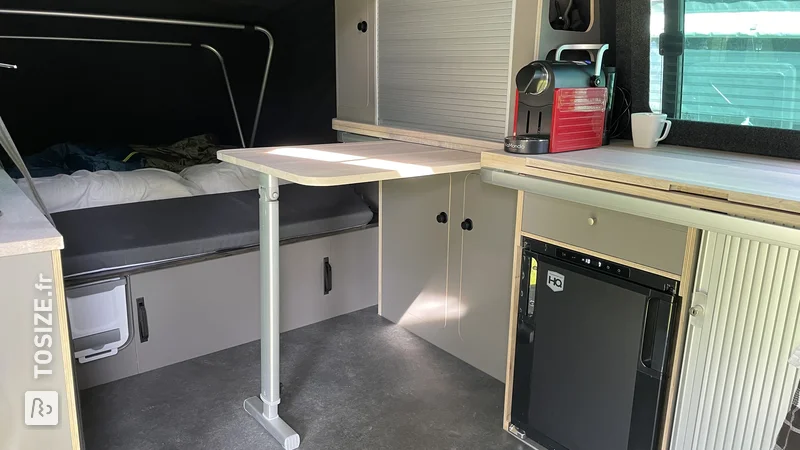 Un intérieur de camping-car de bus entièrement scié sur mesure en contreplaqué de bouleau CPL, par John