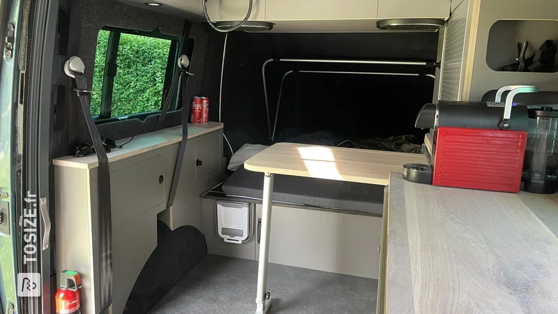 Un intérieur de camping-car de bus entièrement scié sur mesure en contreplaqué de bouleau CPL, par John
