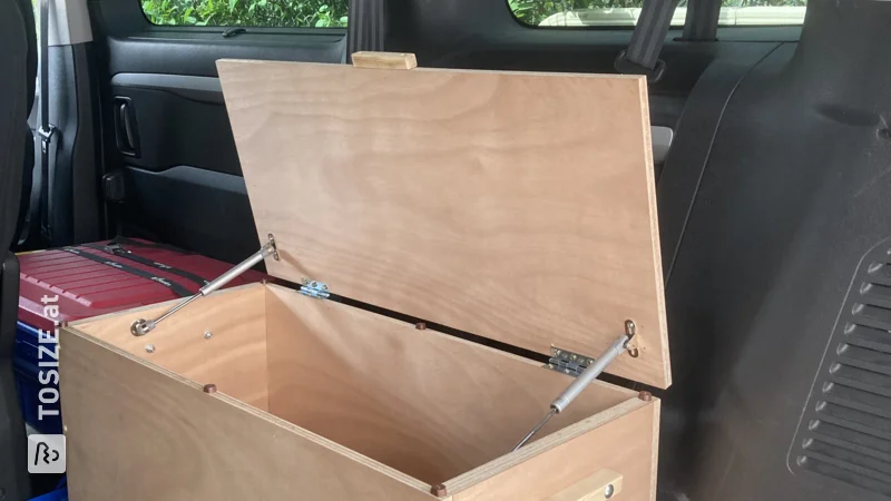 Eine praktische Aufbewahrungsbox aus Okoumé-Sperrholz für einen Lieferwagen von François