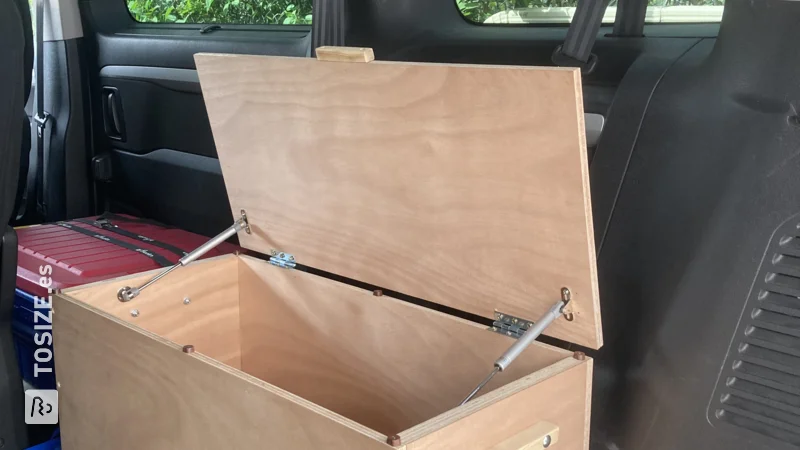 Una práctica caja de almacenamiento en contrachapado de okoumé para furgoneta, de François