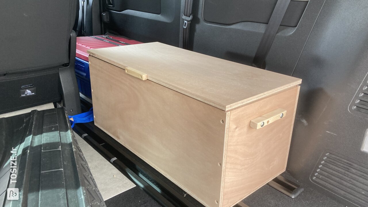 Une boîte de rangement pratique en contreplaqué d'okoumé pour un van, par François