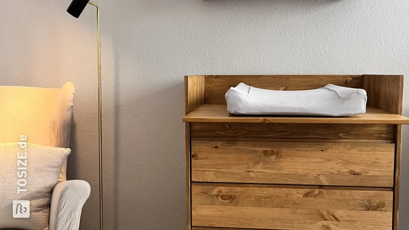 Eine Kommode mit maßgefertigten Fichtenpaneelen basierend auf IKEA Ivar-Möbeln, von Melissa